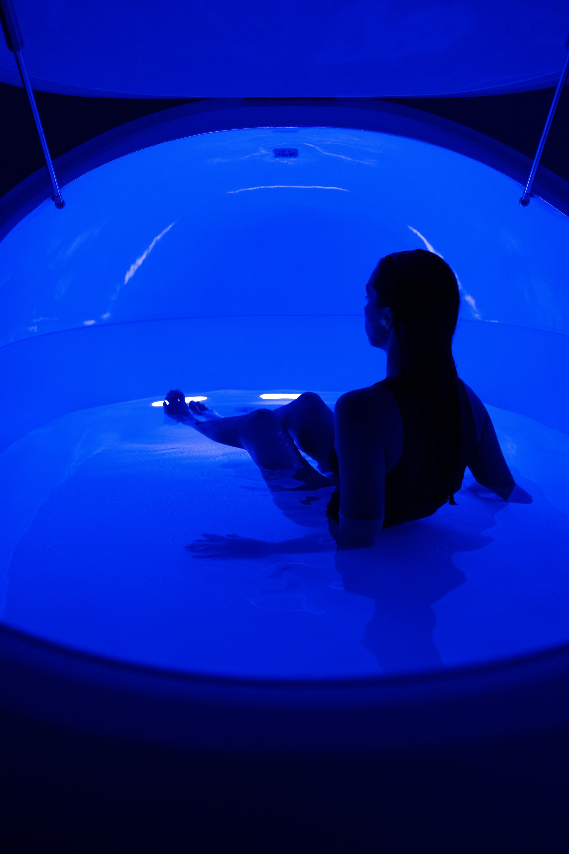 Pessoa flutuando dentro do POD VOID