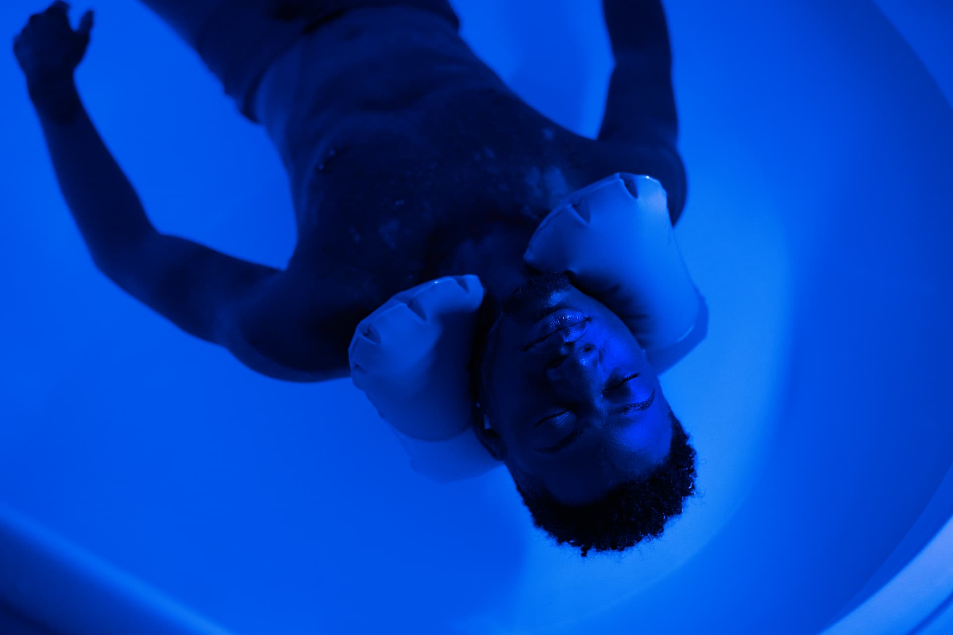 Pessoa flutuando dentro do POD VOID