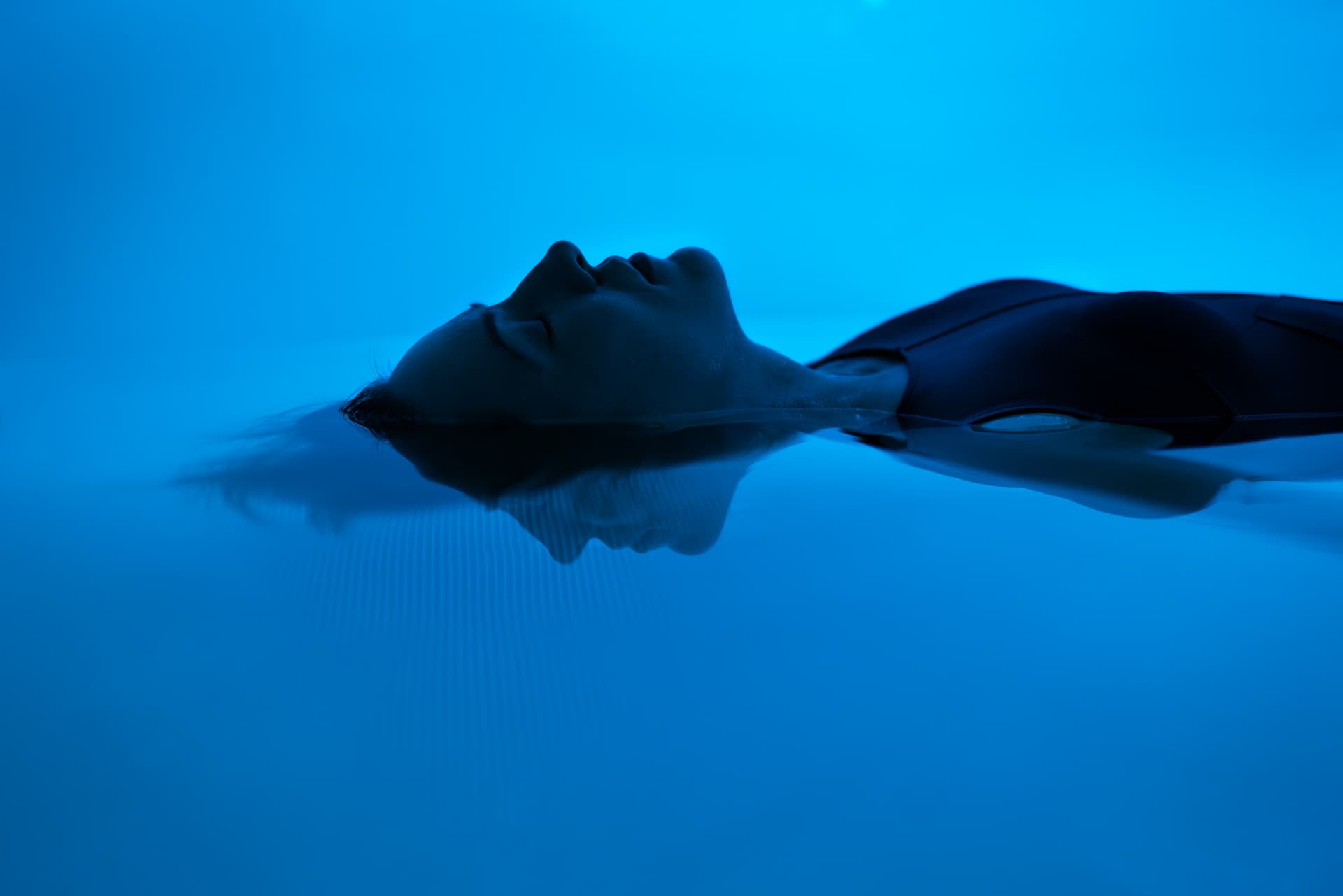 Pessoa flutuando dentro do POD VOID